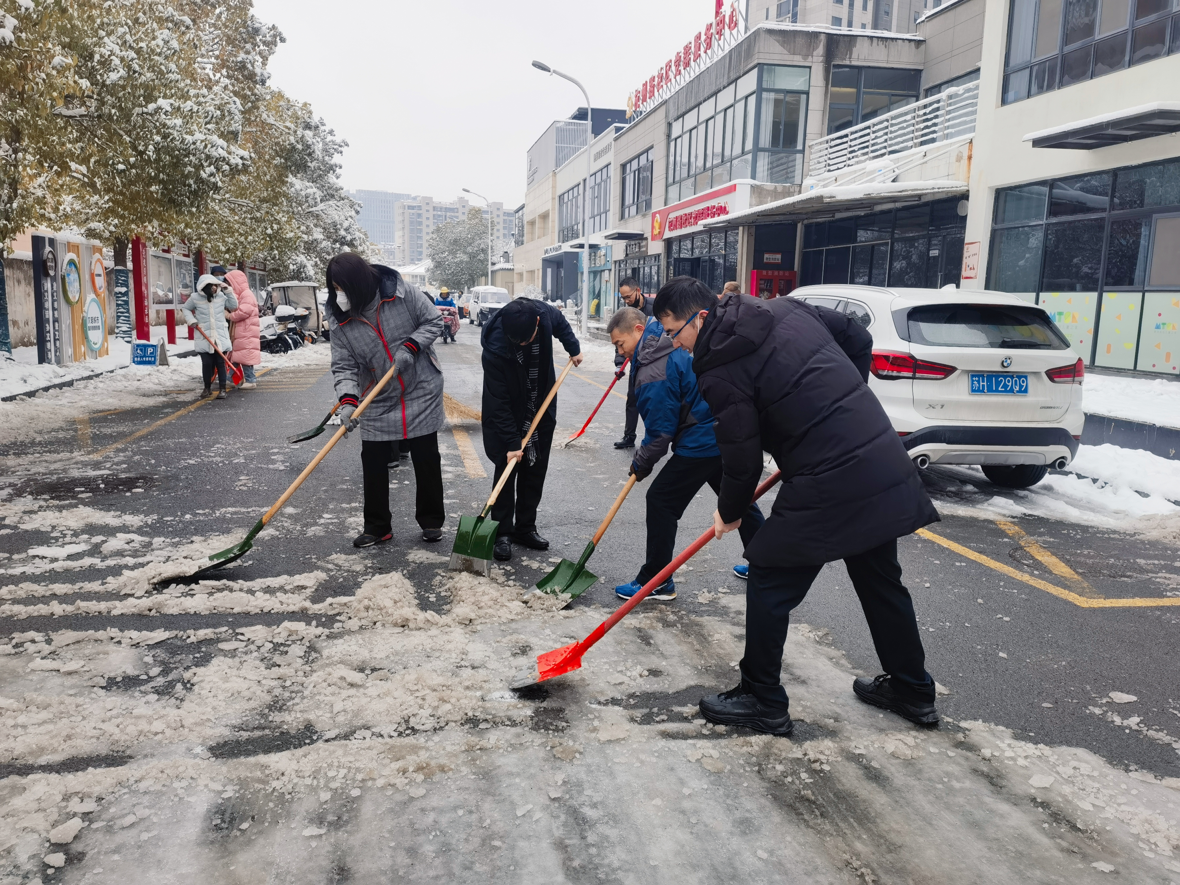 市社党员干部积极参与扫雪除冰志愿活动